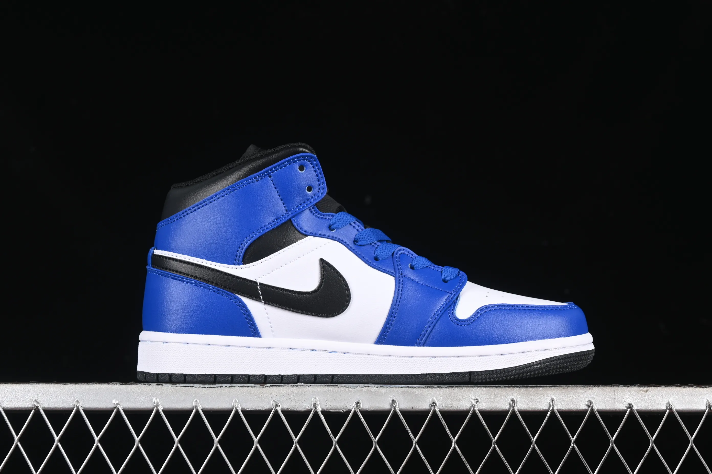 All categories Air Jordan Jordan series basketball shoes Air Jordan 1 Mid Air Jordan 1 Mid AJ1 Joe 1 white and blue color Zhongbang basketball shoes DQ8423-402